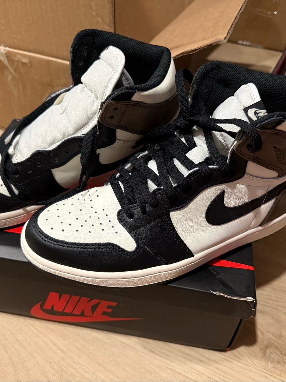Jordan 1 Retro High-Top Sneakers - Classic Swoosh